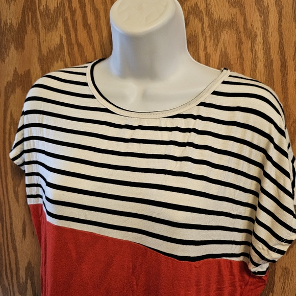 NEW. TOP WOMEN'S SIZE MEDIUM - Picture 2 of 8
